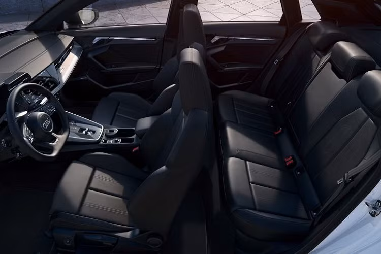 Chi tiết này được làm theo dạng đa giác được ốp chất liệu mang màu sắc tương phản tạo thêm mạnh mẽ cho ngoại thất của xe 