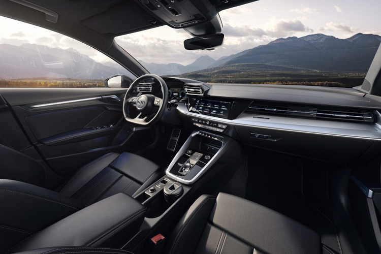 Hệ thống đèn được đặt song song với tay nắm cửa khoang hành lý và kéo dài về 2 bên thân xe. Một trong những thiết kế nổi bật mới của Audi trong thời gian gần đây là hốc gió cản trước.