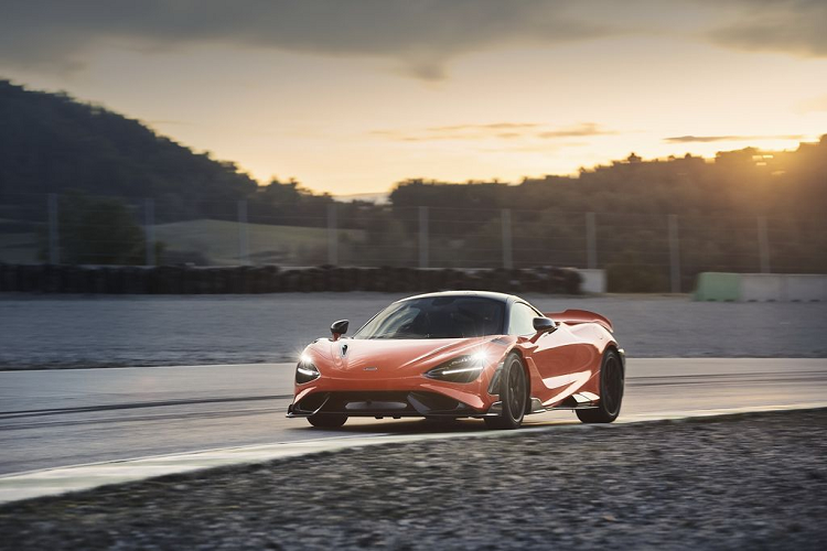 Không chỉ kiến tạo nên vẻ đẹp sexy cho phần đuôi xe, cánh gió này còn có tác dụng cuốn bay luồng hơi nóng ra khỏi khoang động cơ, qua đó hỗ trợ làm mát hệ truyền động. Cánh gió này còn có tác dụng như một bộ phanh sử dụng lực gió (airbrake), cũng như tối ưu hóa lực nén, giảm lực cản cho xe thông qua một loạt các chế độ cài đặt.