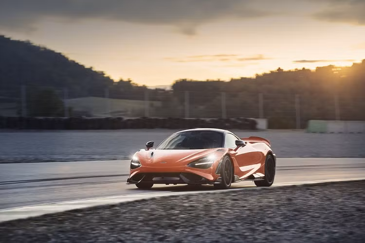 Không chỉ kiến tạo nên vẻ đẹp sexy cho phần đuôi xe, cánh gió này còn có tác dụng cuốn bay luồng hơi nóng ra khỏi khoang động cơ, qua đó hỗ trợ làm mát hệ truyền động. Cánh gió này còn có tác dụng như một bộ phanh sử dụng lực gió (airbrake), cũng như tối ưu hóa lực nén, giảm lực cản cho xe thông qua một loạt các chế độ cài đặt.