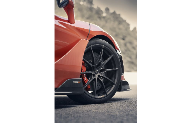 Kết hợp với các bánh xe 10 chấu này là hệ thống phanh gốm-carbon với các kẹp phanh từ người anh em Senna. Nếu chưa thỏa mãn, khách hàng có thể đặt mua gói phanh phiên bản đua, bao gồm các má phanh hàng hiệu và các đĩa gốm carbon từ Senna. Trang bị này được công bố mang tới hiệu quả vượt trội hơn 60% so với đĩa carbon-gốm thông thường và có độ dẫn nhiệt tốt hơn 4 lần để giảm thiểu tình trạng hao mòn.