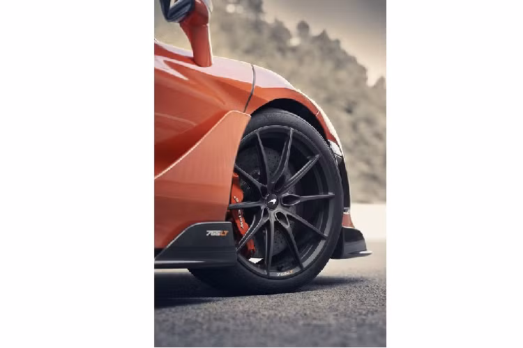 Kết hợp với các bánh xe 10 chấu này là hệ thống phanh gốm-carbon với các kẹp phanh từ người anh em Senna. Nếu chưa thỏa mãn, khách hàng có thể đặt mua gói phanh phiên bản đua, bao gồm các má phanh hàng hiệu và các đĩa gốm carbon từ Senna. Trang bị này được công bố mang tới hiệu quả vượt trội hơn 60% so với đĩa carbon-gốm thông thường và có độ dẫn nhiệt tốt hơn 4 lần để giảm thiểu tình trạng hao mòn.