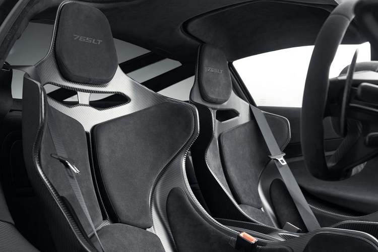 Ở phía sau, McLaren 765LT 2021 mới xuất hiện với rất nhiều lỗ thông gió và hệ thống 4 ống xả bằng titan với trọng lượng nhẹ hơn 40% so với sử dụng vật liệu thép. Bên cạnh tác dụng cắt giảm trọng lượng, hệ thống này còn mang tiếng nổ “gầm gừ” hơn cho chiếc LT.