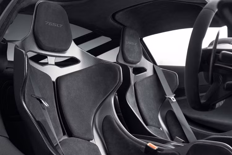 Ở phía sau, McLaren 765LT 2021 mới xuất hiện với rất nhiều lỗ thông gió và hệ thống 4 ống xả bằng titan với trọng lượng nhẹ hơn 40% so với sử dụng vật liệu thép. Bên cạnh tác dụng cắt giảm trọng lượng, hệ thống này còn mang tiếng nổ “gầm gừ” hơn cho chiếc LT.