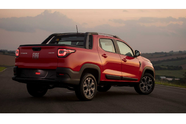 Phiên bản cao cấp nhất của Fiat Strada 2021 mới được trang bị 2 thanh giằng trên mui kéo dài ra tới thùng sau. Một phiên bản Strada 4 cửa sẽ được ra mắt đầu tiên, trong khi phiên bản 2 cửa sẽ được trình làng sau.