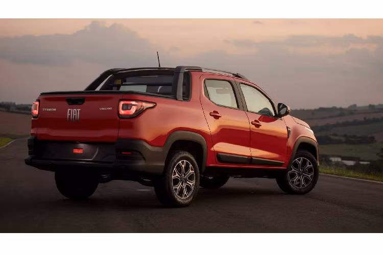 Phiên bản cao cấp nhất của Fiat Strada 2021 mới được trang bị 2 thanh giằng trên mui kéo dài ra tới thùng sau. Một phiên bản Strada 4 cửa sẽ được ra mắt đầu tiên, trong khi phiên bản 2 cửa sẽ được trình làng sau.