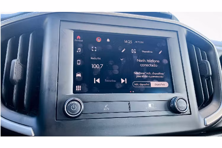 Bên trong nội thất, Fiat Strada có thiết kế khá đơn giản, ghế ngồi đủ cho 5 hành khách. Màn hình thông tin giải trí 7 inch, cửa điều hòa được bố trí dọc theo màn hình này.