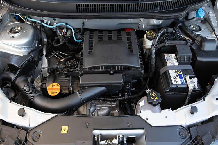 Việc điều chỉnh sưởi, thông gió và điều hòa (HVAC) khá đơn giản chỉ với 3 nút chức năng. Một khay đặt điện thoại được bố trí phía trước cần số, ngay sát các cổng sạc USB.