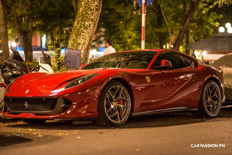 Giá xe Ferrari 812 Superfast sẽ ở vào mức từ hơn 335.000 USD cho bản tiêu chuẩn và 363.730 USD cho biến thể mui cứng xếp điện 812 GTS.