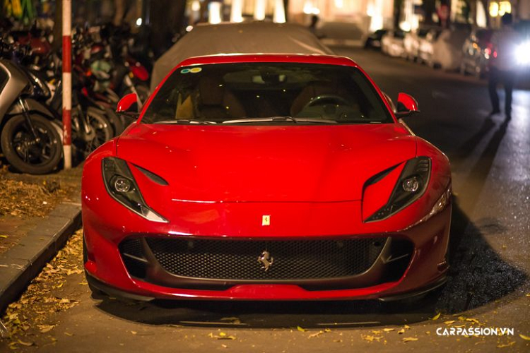 Được phát triển dựa trên người đàn anh F12, siêu xe Ferrari 812 Superfast kế thừa và phát triển những điểm tốt đẹp cũng như cải thiện những yếu tố khác. Chiếc xe sở hữu dáng vẻ tương đồng với F12 Berlinetta, tuy nhiên những đường nét thiết kế của 812 Superfast mềm mại hơn, các hốc gió được thiết kế lớn hơn tạo cảm giác thể thao cũng như tăng hiệu quả vận hành của xe. Với những đổi mới trong ngoại hình, 812 Superfast trông “mỏng” hơn chiếc F12 Berlinetta với vẻ ngoài có phần khá đồ sộ.