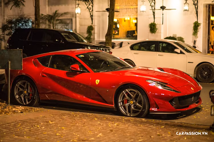 Chiếc Ferrari 812 Superfast tại Việt Nam mang trên mình màu đỏ kim với tông sẫm. Màu sắc này được gọi là “Rosso Mugello”, tôn lên những đường nét góc cạnh cho chiếc siêu xe với động cơ đặt trước. Kết hợp với màu sắc đỏ sẫm của ngoại thất, xe được trang bị bộ mâm 5 chấu kép chéo được sơn màu xám nòng súng đầy hầm hố.