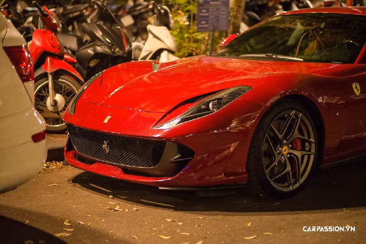 Đây chính là một trong hai chiếc Ferrari 812 Superfast “hiếm hoi” được đưa về Việt Nam không lâu kể từ khi chiếc xe này được chính thức ra mắt. Chiếc còn lại được đưa về Việt Nam với màu sắc đen bóng cùng nhiều trang bị, tùy chọn đầy hầm hố, thể thao. Tuy nhiên, chiếc 812 Superfast đầu tiên này vẫn mang một phong cách phối màu đầy truyền thống của thương hiệu với khoang nội thất màu da bò và ngoại thất màu đỏ.