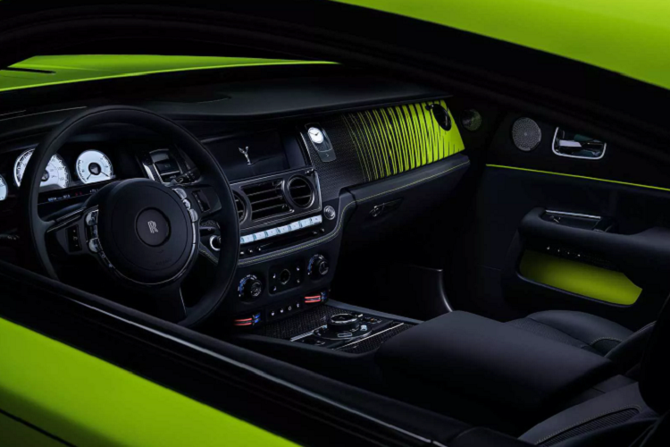 Cuối cùng xuất hiện trong bộ ảnh là siêu phẩm Rolls-Royce Cullinan với lớp sơn gợi nhớ đến loài bướm Rhetus periander đã truyền cảm hứng cho màu Xanh Mirabeau mà bạn thấy ở đây. Bên trong chiếc SUV trang bị nội thất bọc da Arctic White với chi tiết là Lime Rock Green tạo nên sự tương phản ấn tượng.