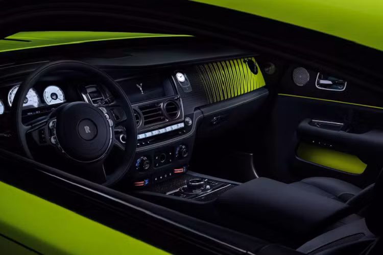 Cuối cùng xuất hiện trong bộ ảnh là siêu phẩm Rolls-Royce Cullinan với lớp sơn gợi nhớ đến loài bướm Rhetus periander đã truyền cảm hứng cho màu Xanh Mirabeau mà bạn thấy ở đây. Bên trong chiếc SUV trang bị nội thất bọc da Arctic White với chi tiết là Lime Rock Green tạo nên sự tương phản ấn tượng.