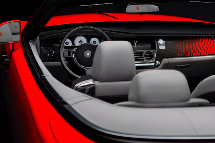 Phong cách trang trí bằng sợi kỹ thuật (Technical Fiber) của Rolls-Royce mang một điểm nhấn mạnh mẽ trên phần táp lô bên ghế phụ được cho là mô tả "sự biến dạng của ánh sáng nhân tạo theo tốc độ." - Rolls-Royce cho hay.