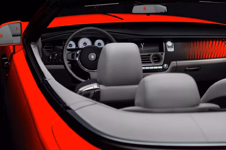 Phong cách trang trí bằng sợi kỹ thuật (Technical Fiber) của Rolls-Royce mang một điểm nhấn mạnh mẽ trên phần táp lô bên ghế phụ được cho là mô tả "sự biến dạng của ánh sáng nhân tạo theo tốc độ." - Rolls-Royce cho hay.