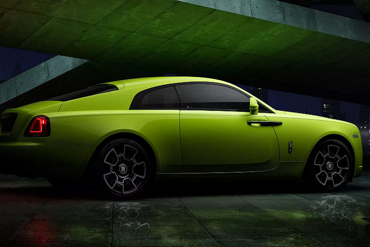 Trên thực tế, khách hàng có thể đặt mua các mẫu Black Badge với bất kỳ màu nào vừa ý với họ, thông qua chương trình đặt hàng trước của công ty. Tuy nhiên, theo Paultan, vẫn còn tồn tại định kiến cho rằng những chiếc xe này phải có màu đen! Đó là lý do tại sao nhà sản xuất xe Anh tung ra lựa chọn màu sơn Neon Nights mới như một sự phản đối.