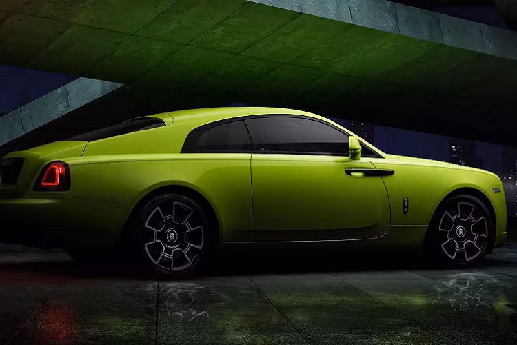 Trên thực tế, khách hàng có thể đặt mua các mẫu Black Badge với bất kỳ màu nào vừa ý với họ, thông qua chương trình đặt hàng trước của công ty. Tuy nhiên, theo Paultan, vẫn còn tồn tại định kiến cho rằng những chiếc xe này phải có màu đen! Đó là lý do tại sao nhà sản xuất xe Anh tung ra lựa chọn màu sơn Neon Nights mới như một sự phản đối.