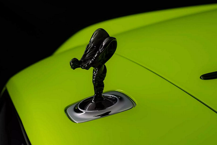 Dòng xe Rolls-Royce Black Badge ra đời nhằm thu hút những khách hàng trẻ tuổi, những “rich kid” muốn sở hữu một chiếc Rolls-Royce nhưng lại “e ngại” trước sự lịch lãm của nó và mong muốn một thiết kế trẻ trung hơn. Ngay từ cái tên, Black Badge đã thể hiện rõ thiết kế chủ đạo của phiên bản này - màu đen. Một số chi tiết được sơn đen như mặt ca lăng, biểu tượng Spirit of Ecstasy, ống xả, kẹp phanh và trang trí nội thất,..