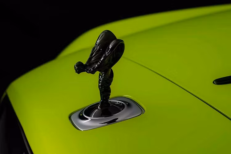 Dòng xe Rolls-Royce Black Badge ra đời nhằm thu hút những khách hàng trẻ tuổi, những “rich kid” muốn sở hữu một chiếc Rolls-Royce nhưng lại “e ngại” trước sự lịch lãm của nó và mong muốn một thiết kế trẻ trung hơn. Ngay từ cái tên, Black Badge đã thể hiện rõ thiết kế chủ đạo của phiên bản này - màu đen. Một số chi tiết được sơn đen như mặt ca lăng, biểu tượng Spirit of Ecstasy, ống xả, kẹp phanh và trang trí nội thất,..