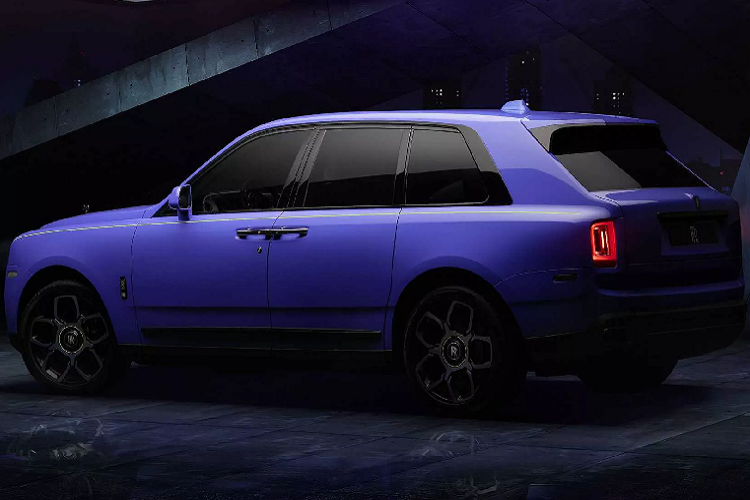 Sinh vật này lần đầu tiên được bắt gặp bởi chuyên gia sơn Rolls-Royce Bespoke Sami Coultas trong một chuyến đi đến Tamworth, phía bắc Sydney. Bên trong, chiếc Wraith “hàng thửa” sở hữu nội thất được bọc da xám Scivaro Grey, với các điểm nhấn màu xanh Lime Rock Green qua các đường chỉ khâu và đường viền trang trí.