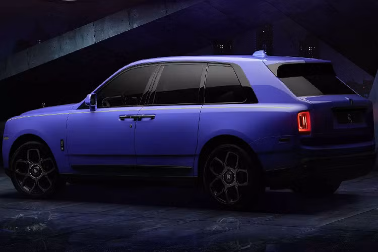 Sinh vật này lần đầu tiên được bắt gặp bởi chuyên gia sơn Rolls-Royce Bespoke Sami Coultas trong một chuyến đi đến Tamworth, phía bắc Sydney. Bên trong, chiếc Wraith “hàng thửa” sở hữu nội thất được bọc da xám Scivaro Grey, với các điểm nhấn màu xanh Lime Rock Green qua các đường chỉ khâu và đường viền trang trí.