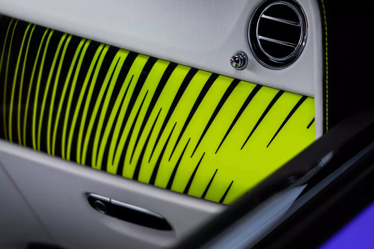 Tiếp theo là chiếc Rolls-Royce Dawn Black Badge với màu sơn đỏ Eagle Rock Red mô phỏng những bông hoa của ‘Ohi’a lehua, một loài cây thường xanh có nguồn gốc từ Hawaii, kết hợp với nội thất hoàn thiện bằng da Selby Grey với các chi tiết đường chỉ và đường khâu màu đỏ rực Koi Red.