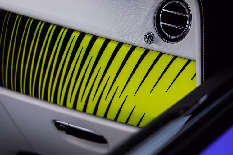 Tiếp theo là chiếc Rolls-Royce Dawn Black Badge với màu sơn đỏ Eagle Rock Red mô phỏng những bông hoa của ‘Ohi’a lehua, một loài cây thường xanh có nguồn gốc từ Hawaii, kết hợp với nội thất hoàn thiện bằng da Selby Grey với các chi tiết đường chỉ và đường khâu màu đỏ rực Koi Red.