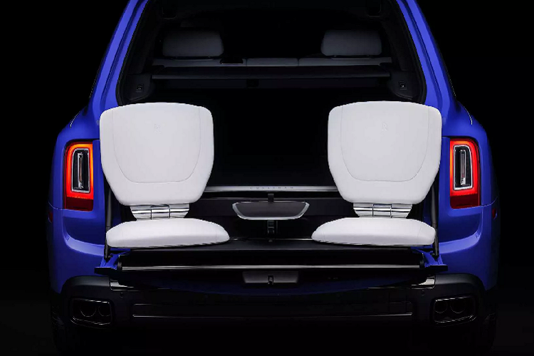 Phiên bản Neon Nights của Rolls-Royce hiện chỉ có sẵn tại showroom Rolls-Royce Motor Cars of Rancho Mirage, California. Những khách hàng ở phần còn lại của thế giới sẽ phải “giành giật” để chạm tay đến 3 chiếc mỗi màu còn lại.