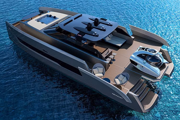 Aquanaut có thể là một mẫu concept, nhưng nó không giống với nhiều mẫu du thuyền concept khác mà chúng ta từng đề cập trước đây. Du thuyền này đang được chế tạo thực, vậy nên nó sẽ không mãi nằm trên giấy tờ. Aquanaut có sức chứa lên đến 12 hành khách và vì mang kỹ thuật cực tiên tiến nên Aquanaut có thể được vận hành mà không cần đoàn thủy thủ. Du thuyền sang trọng này có phòng bếp được trang bị tốt, hai khu vực ăn uống khác nhau (một ở sàn tàu phía sau và một ở phía trước, một lớn hơn và một có tính thân mật hơn với chỉ bốn chỗ ngồi), quầy bar chuyên nghiệp và một không gian sàn rộng rãi có thể phục vụ như một phòng khách hoặc nơi tắm nắng. 