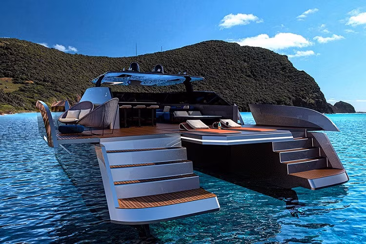 Tuy nhiên, những người ưa khám phá sẽ có rất nhiều cơ hội để làm điều đó. Chiếc du thuyền dài 18,2 mét này có không gian chứa đủ món đồ chơi trên nước, bao gồm cả thuyền lướt sóng, Seabob và thiết bị lặn chuyên nghiệp. Đáng chú ý nhất là chiếc tàu lặn trên một bệ ở phía đuôi tàu: Tàu ngầm Nemo của U-Boat Worx, đây cũng là lý do tại sao Aquanaut được coi là nỗ lực phát triển chung của Officerina Armare và U-Boat Worx. Ở khía cạnh công suất, Aquanaut có trang bị động cơ Volvo kép sản sinh 800 mã lực với hệ thống lái Volvo IPS, với tốc độ tối đa trên 83 km/h và tốc độ tuần dương khoảng 65 km/h.