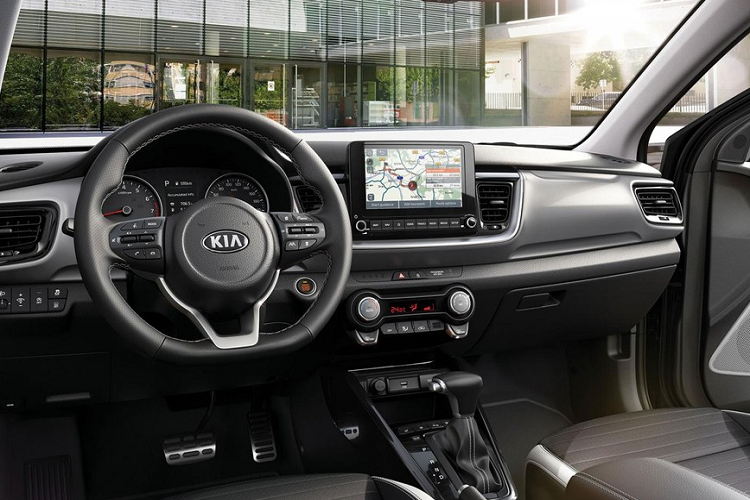 Bước sang phiên bản 2021, Kia Stonic vẫn giữ nguyên thiết kế cơ bản như phiên bản cũ. Hãng Kia chỉ bổ sung đèn pha LED cùng 2 màu sơn ngoại thất mới, bao gồm xanh dương Azure Blue và xám Storm Grey, cho mẫu SUV cỡ B này. Khi mua Kia Stonic 2021, khách hàng châu Âu có thể chọn 1 trong 9 màu sơn ngoại thất khác nhau. Các màu sơn này có thể kết hợp với nóc màu tương phản như bạc hoặc vàng. Thêm vào đó là bộ vành hợp kim nhôm 16 inch.