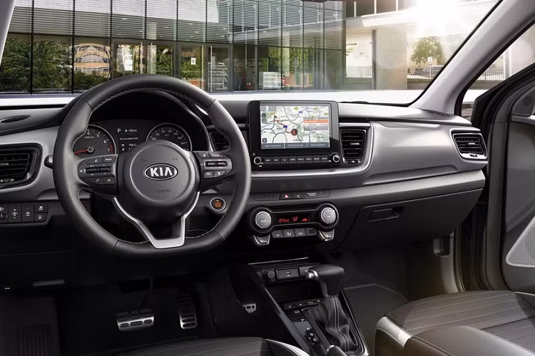 Bước sang phiên bản 2021, Kia Stonic vẫn giữ nguyên thiết kế cơ bản như phiên bản cũ. Hãng Kia chỉ bổ sung đèn pha LED cùng 2 màu sơn ngoại thất mới, bao gồm xanh dương Azure Blue và xám Storm Grey, cho mẫu SUV cỡ B này. Khi mua Kia Stonic 2021, khách hàng châu Âu có thể chọn 1 trong 9 màu sơn ngoại thất khác nhau. Các màu sơn này có thể kết hợp với nóc màu tương phản như bạc hoặc vàng. Thêm vào đó là bộ vành hợp kim nhôm 16 inch.