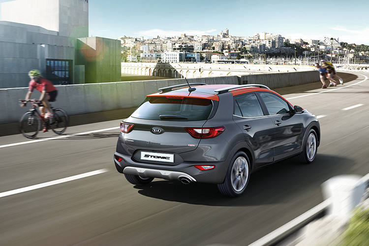 Hiện giá xe Kia Stonic 2021 vẫn chưa được công bố. Khi bán ra thị trường, Stonic sẽ cạnh tranh với Honda HR-V, Mazda CX-3 và Toyota C-HR.