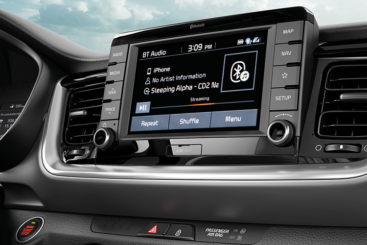 Bên trong Kia Stonic 2021 có những trang bị đáng chú ý như màn hình cảm ứng lớn hơn trước với kích thước 8 inch tiêu chuẩn, hệ thống định vị vệ tinh, hỗ trợ kết nối Bluetooth, Apple CarPlay và Android Auto. Thêm vào đó là hệ thống UVO Connect mới, cung cấp thông tin giao thông, dự báo thời tiết, giá xăng dầu và chỗ đỗ xe theo thời gian thực. Chưa hết, Kia Stonic mới còn có tính năng ra lệnh bằng giọng nói và màn hình kỹ thuật số 4,2 inch với độ phân giải cao hơn trong bảng đồng hồ.