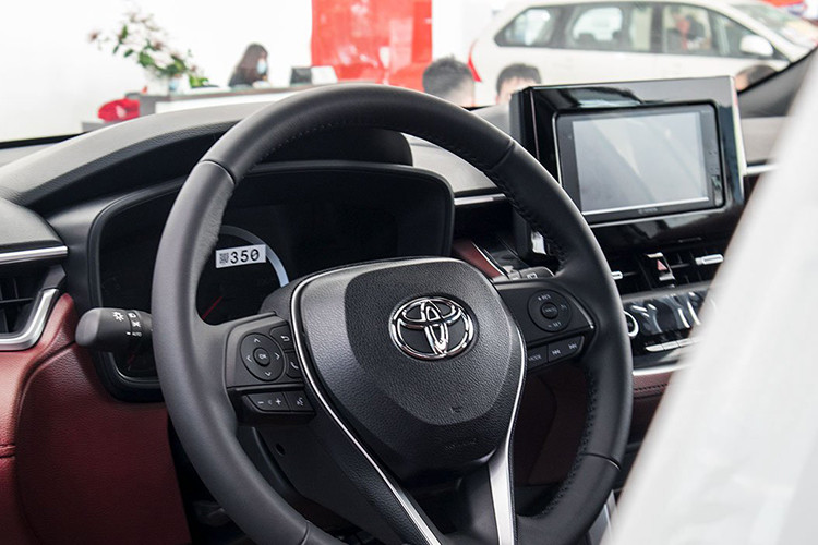 Hàng ghế thứ 2 có sẵn cửa gió điều hòa riêng - một trang bị phù hợp với khí hậu thường xuyên nắng nóng như Việt Nam. Cùng với đó là 2 cổng sạc USB dành cho các thiết bị điện tử cầm tay. Người dùng vẫn có thể tùy chọn màu đỏ nâu hoặc đen cho khoang cabin của Toyota Corolla 1.8G giống như bản 1.8V và 1.8HV.