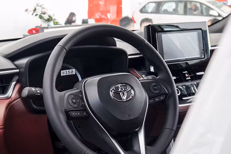 Hàng ghế thứ 2 có sẵn cửa gió điều hòa riêng - một trang bị phù hợp với khí hậu thường xuyên nắng nóng như Việt Nam. Cùng với đó là 2 cổng sạc USB dành cho các thiết bị điện tử cầm tay. Người dùng vẫn có thể tùy chọn màu đỏ nâu hoặc đen cho khoang cabin của Toyota Corolla 1.8G giống như bản 1.8V và 1.8HV.