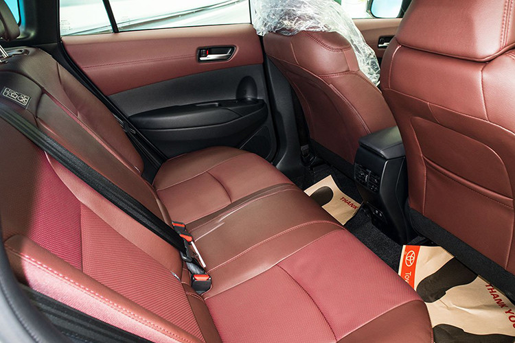 Khác biệt đáng kể nhất có lẽ là cửa sổ trời, nhưng đây là trang bị không quá cần thiết, bởi đa số người dùng Việt Nam thường không mấy sử dụng đến để giảm bụi và tránh hấp nhiệt vào trong khoang cabin.