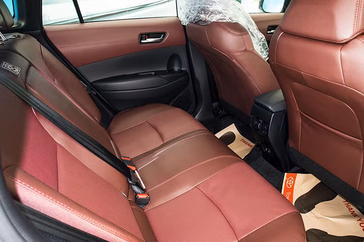 Khác biệt đáng kể nhất có lẽ là cửa sổ trời, nhưng đây là trang bị không quá cần thiết, bởi đa số người dùng Việt Nam thường không mấy sử dụng đến để giảm bụi và tránh hấp nhiệt vào trong khoang cabin.