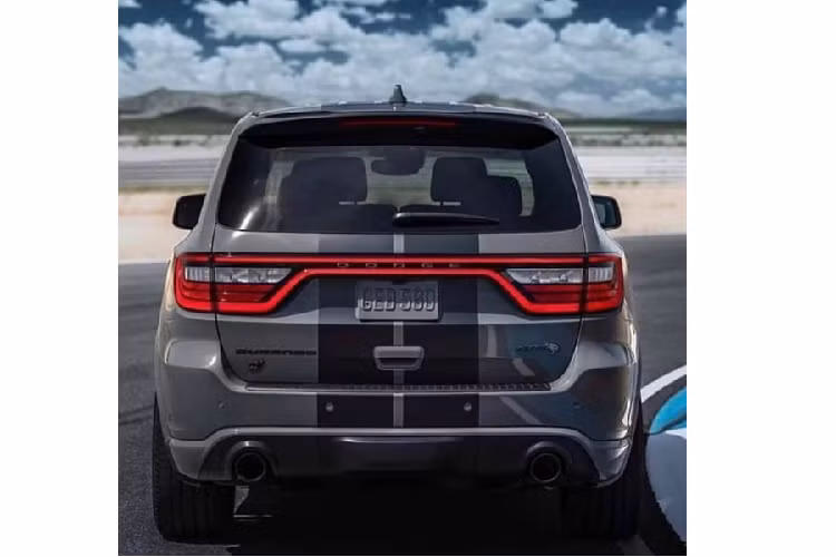 Ngoài ra, Durango SRT Hellcat còn được trang bị hệ thống phanh màu đỏ nổi bật và nhiều huy hiệu Hellcat trên thân xe để nhấn mạnh danh tính của chiếc xe. Nội thất xe cũng được cập nhật, bao gồm các ghế bọc da và huy hiệu Hellcat.