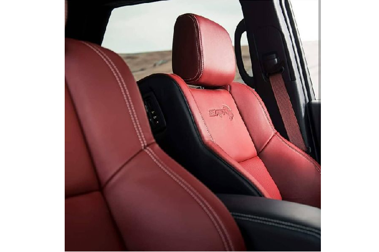 Tất nhiên, khi một vị khách chọn mua Durango SRT Hellcat thì chủ yếu là vì những gì nằm dưới mui xe. Chiếc crossover sở hữu khối động cơ siêu nạp V8 dung tích 6.2L, được cho rằng sẽ sản sinh công suất 797 mã lực, giống như trong thiết lập Redeye.