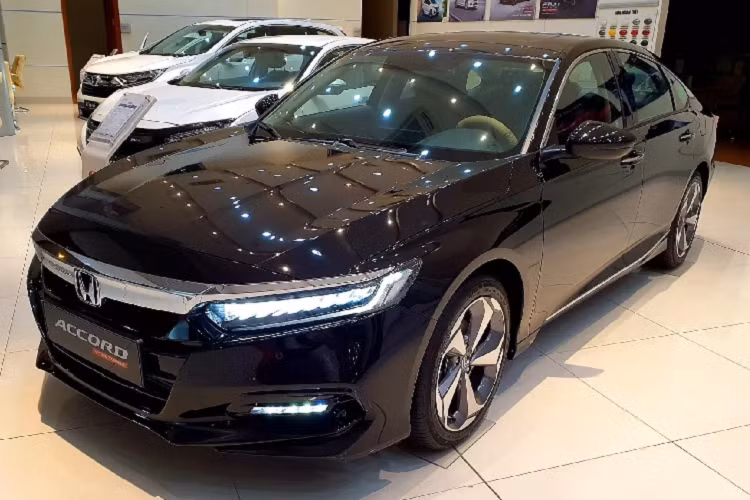 Để lý giải điều trên, có thể dòng xe Honda Accord VIN 2019 màu đen tồn kho ở các đại lý ở miền Bắc nhiều hơn trong miền Nam, chính vì thế các đại lý cân đối để giảm nhiều hơn cho khách mua xe nhằm “dọn kho” để chờ lô mới về. Honda Accord đang có giá niêm yết 1,319 tỷ đồng, sau khi giảm 150 triệu đồng vào giá bán, mức giá chỉ còn 1,169 tỷ đồng. Làm so sánh, giá sau giảm của Accord chỉ cao hơn khoảng 150 triệu đồng so với lựa chọn Toyota Camry phiên bản 2.0G có giá 1,029 tỷ đồng.