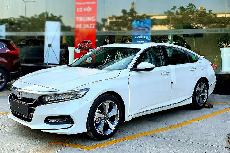 Trong khi dòng xe Honda Accord là lựa chọn của một nhóm khách hàng thích tự cầm lái hơn là ngồi phía sau, người dùng Accord có một chút cảm tình với thương hiệu Honda, hoặc đơn giản là họ muốn sở hữu một chiếc sedan hạng D khác biệt và “Không phải là Camry”.