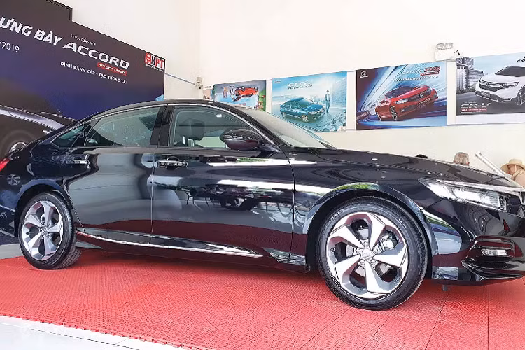 Trên thực tế, khách mua xe Honda Accord thường lựa chọn màu Trắng, chính vì thế xe màu đen số VIN 2019 còn tồn kho khá nhiều.