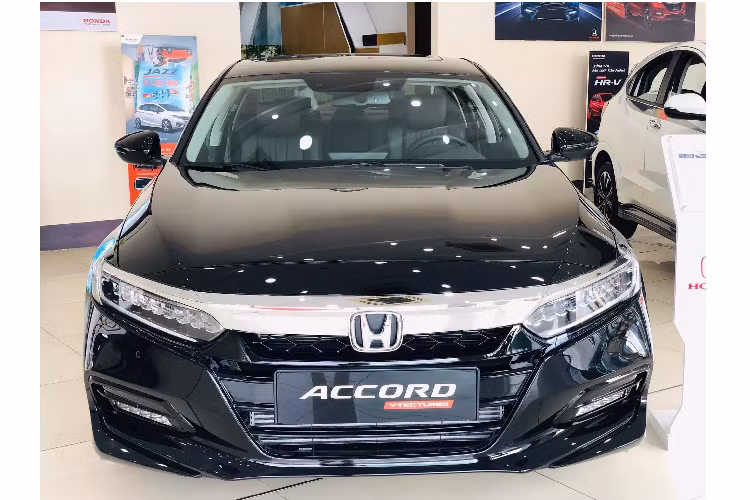 Tương tự như Toyota Camry, Honda Accord nhập khẩu trực tiếp từ Thái Lan. Tại thị trường Việt, Accord chỉ được cung cấp duy nhất động cơ 4cyl 1.5L tăng áp cho công suất 187 mã lực và mô-men xoắn cực đại 243Nm. Sử dụng kết hợp với hộp số tự động biến thiên vô cấp (CVT).