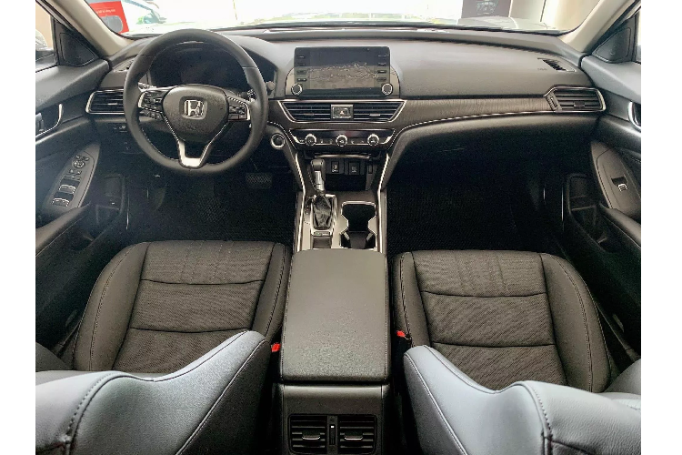 Ngoài ra, lựa chọn Honda Accord VIN 2019 màu đen còn giúp người mua tiết kiệm một phần chi phí lăn bánh. Tham khảo, giá lăn bánh của Honda Accord tại khu vực TP. HCM rơi vào khoảng 1,49 tỷ đồng. Trong phân khúc sedan hạng D cỡ trung tại Việt Nam, dòng xe Honda Accord mới có mức chênh lệch kha khá về giá bán so với hai đối thủ “đồng hương” là Toyota Camry và Mazda6, điều này khiến nhiều khách Việt phải cân nhắc suy nghĩ khi lựa chọn.