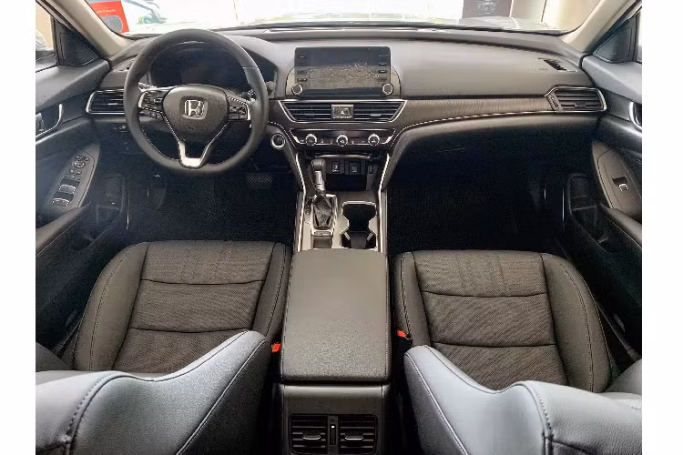Ngoài ra, lựa chọn Honda Accord VIN 2019 màu đen còn giúp người mua tiết kiệm một phần chi phí lăn bánh. Tham khảo, giá lăn bánh của Honda Accord tại khu vực TP. HCM rơi vào khoảng 1,49 tỷ đồng. Trong phân khúc sedan hạng D cỡ trung tại Việt Nam, dòng xe Honda Accord mới có mức chênh lệch kha khá về giá bán so với hai đối thủ “đồng hương” là Toyota Camry và Mazda6, điều này khiến nhiều khách Việt phải cân nhắc suy nghĩ khi lựa chọn.