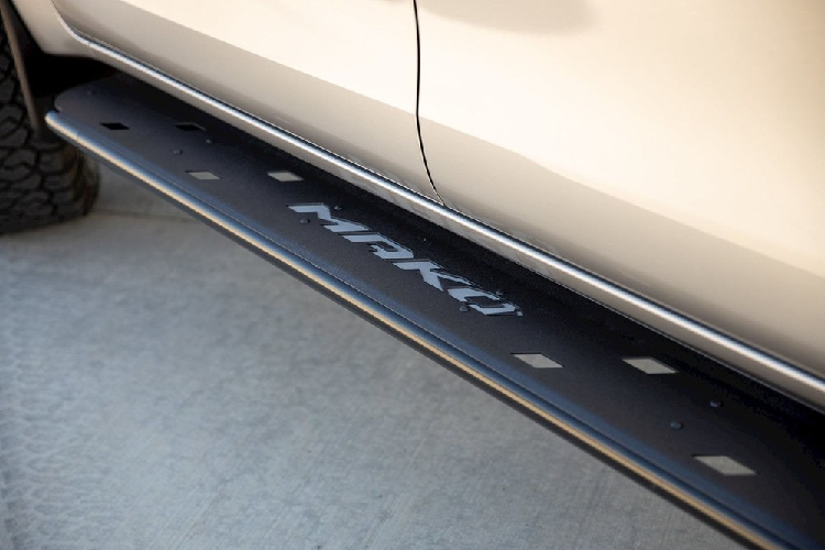 Chưa hết, Toyota Hilux Mako 2021 còn có bộ vành 265/60 Maxxis Razr có thể chạy mọi địa hình và bộ vành Rhino 18 inch màu đen. Nằm đằng sau bộ vành này là phanh cỡ lớn hơn, lấy từ người anh em Toyota Fortuner.