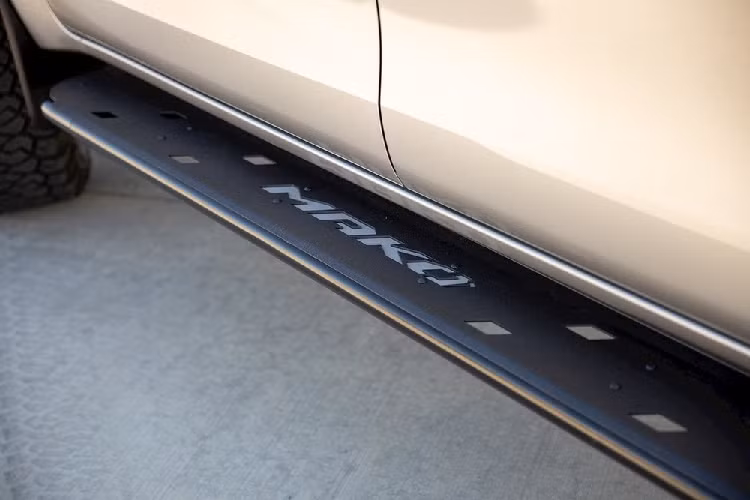 Chưa hết, Toyota Hilux Mako 2021 còn có bộ vành 265/60 Maxxis Razr có thể chạy mọi địa hình và bộ vành Rhino 18 inch màu đen. Nằm đằng sau bộ vành này là phanh cỡ lớn hơn, lấy từ người anh em Toyota Fortuner.