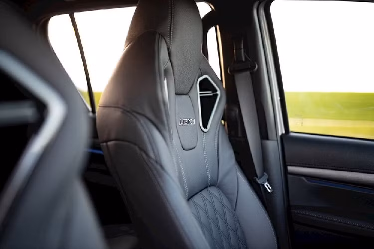 Nguồn cung cấp sức mạnh cho Toyota Hilux Mako 2021 vẫn là khối động cơ diesel 4 xi-lanh, tăng áp, dung tích 2,8 lít, sản sinh công suất tối đa 201 mã lực và mô-men xoắn cực đại 369 lb-ft. Động cơ này giúp mẫu xe bán tải cỡ trung sở hữu khả năng kéo 3.492 kg và tải trọng 938 kg.